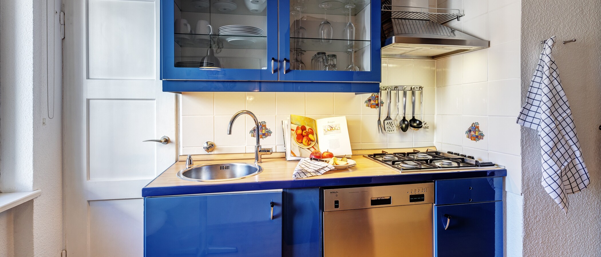 Ravna stran München Schwabing-West (rund um den Hohenzollernplatz) 03 Kuhinja 1309