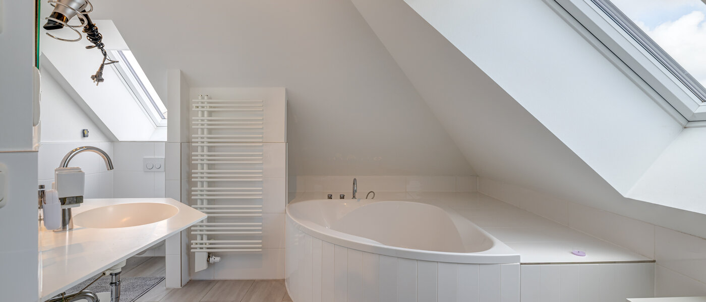 Podstrešno stanovanje München Ludwigsvorstadt 01 Prva kopalnica 13896