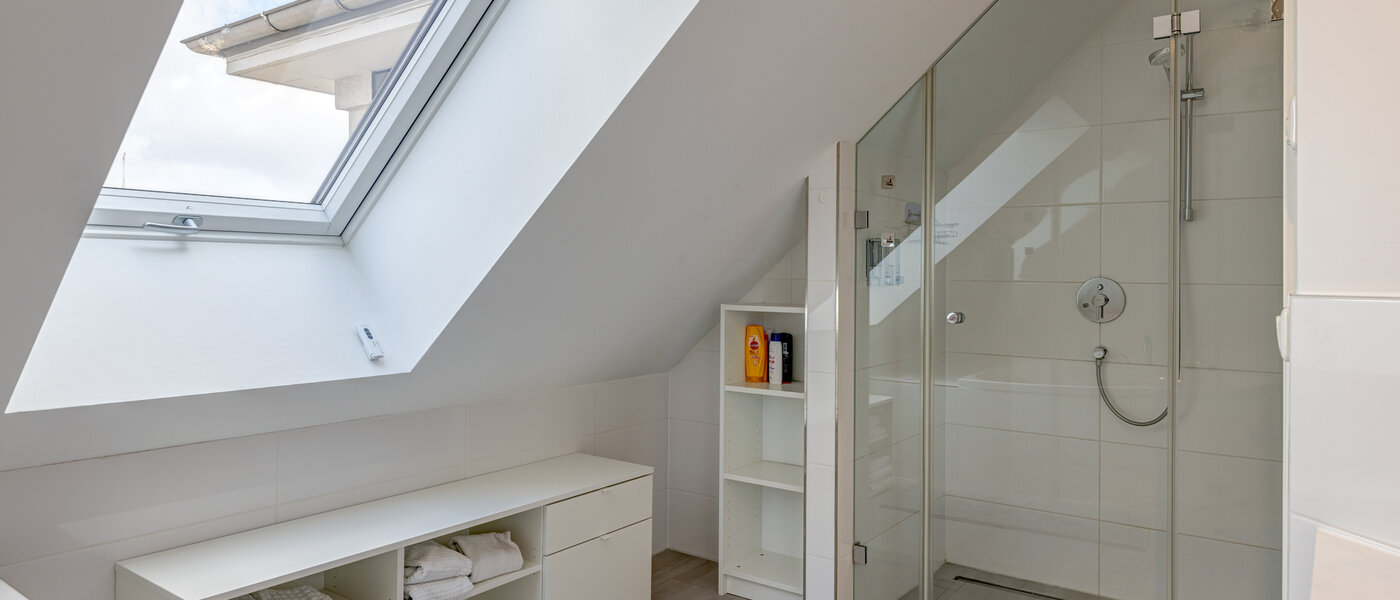 Podstrešno stanovanje München Ludwigsvorstadt 02 Prva kopalnica 13896