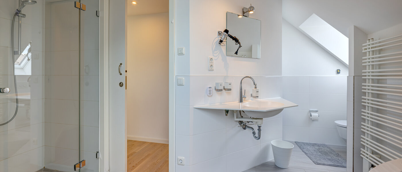 Podstrešno stanovanje München Ludwigsvorstadt 03 Prva kopalnica 13896