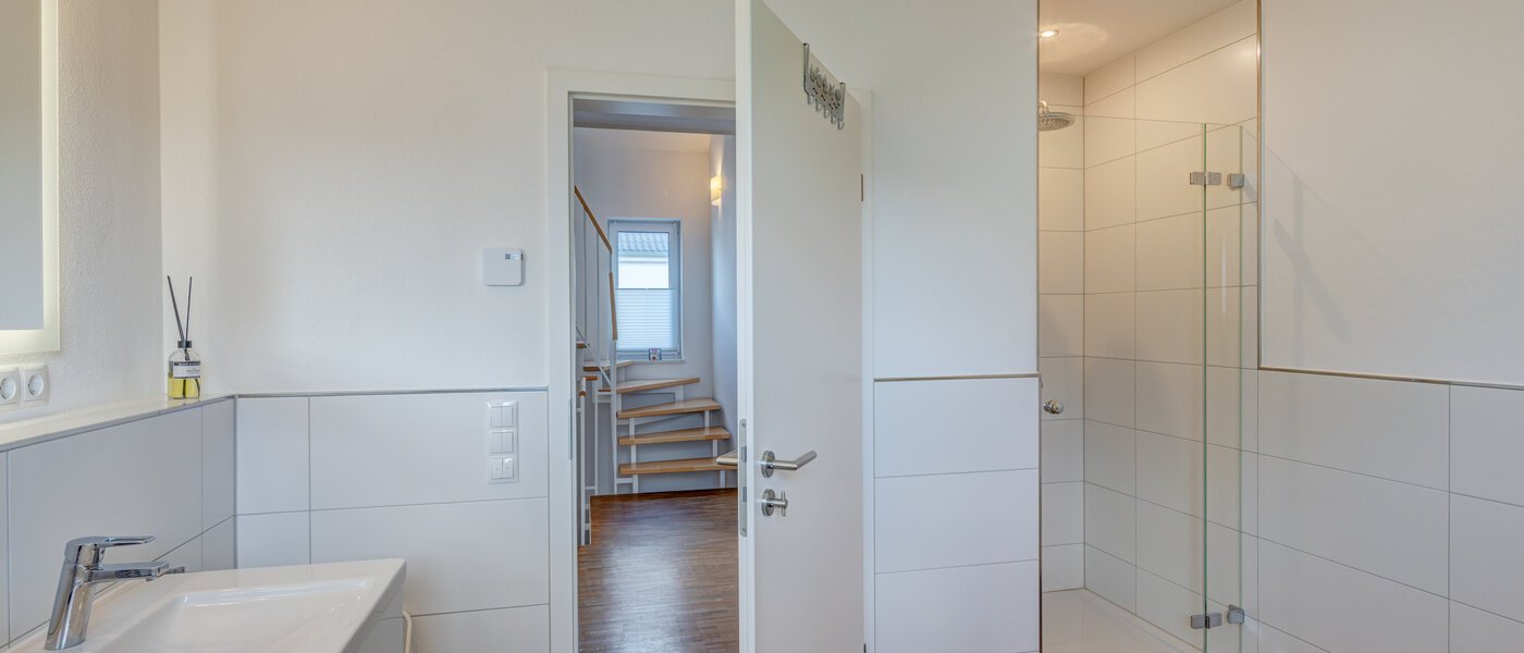 Fritliggende hus Olching 03 1. badeværelse 14179