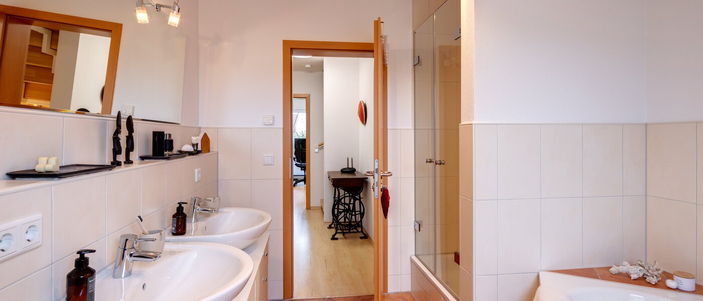 Narożny dom szeregowy München Heimstetten 03 1. łazienka 14431
