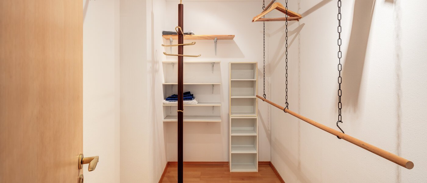 ikerház München Obersendling 01 Sétálós szekrény 14567