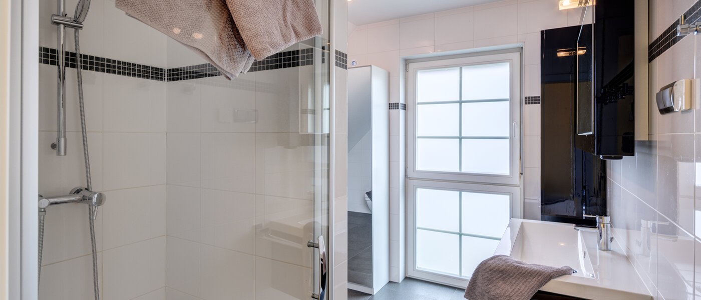 Samostatne stojaci dom Ismaning 02 1. kúpeľňa 14615