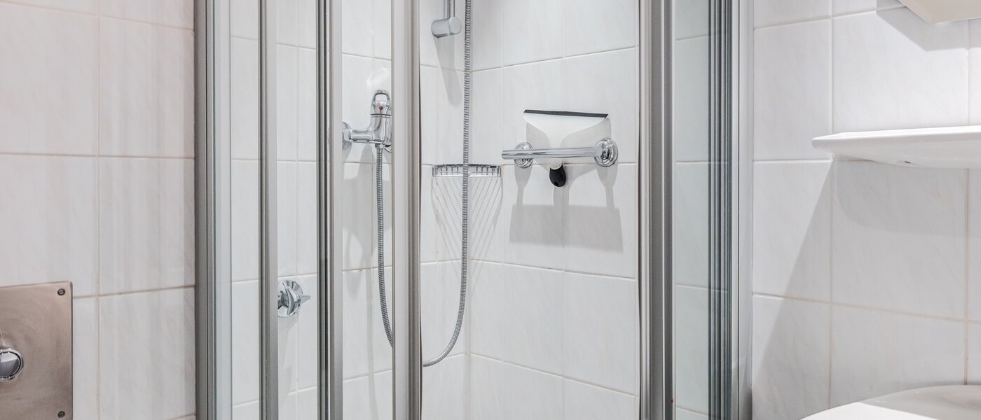 Ravna stran München Nymphenburg 02 2. kopalnica 14770