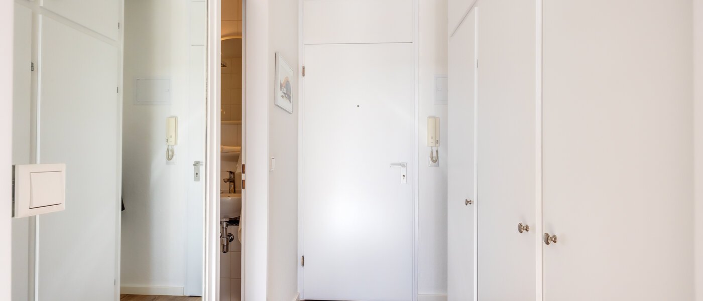 Lapos München Schwabing-Nord (zw. Leopoldstraße & Englischen Garten) 01 Folyosó/folyosó 2242