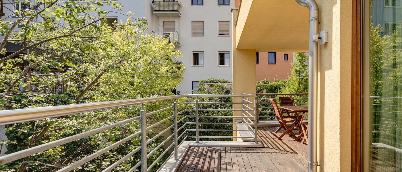 ikerház München Schwabing (links der Leopoldstraße) 02 Erkély 3396