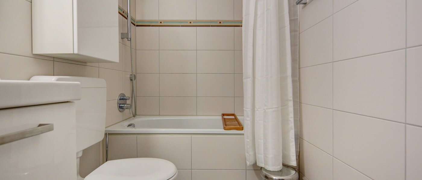 Flat München Neuhausen 01 Baderom 4307