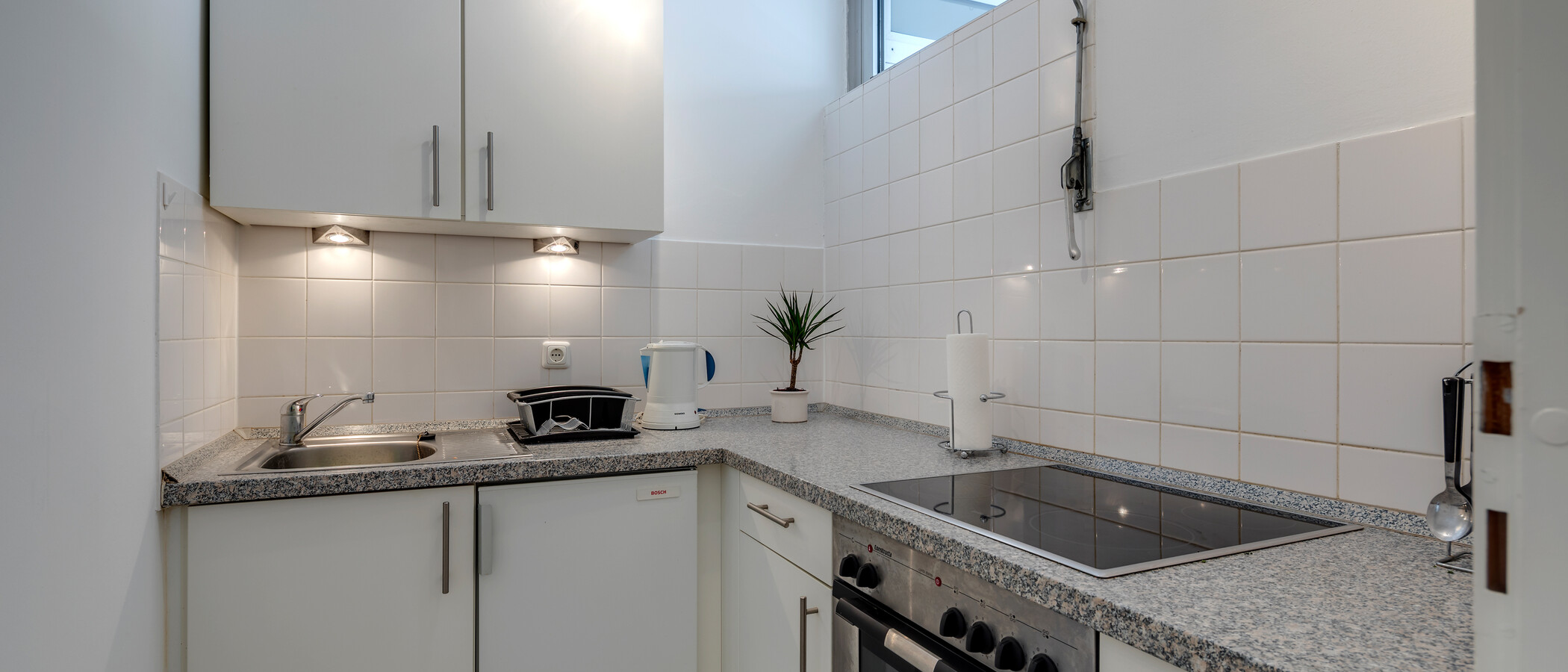 Ploché München Schwabing-Nord (zw. Leopoldstraße & Englischen Garten) 01 Kuchyně 4452