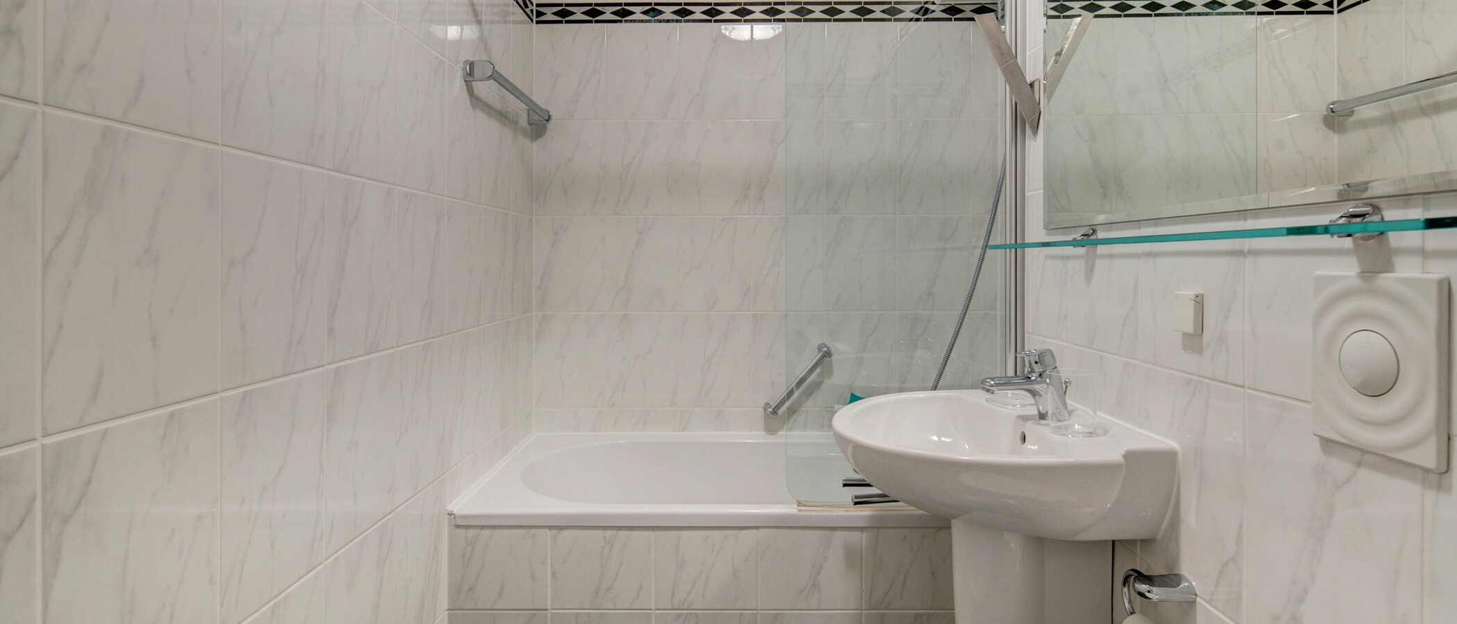 Flat München Glockenbachviertel 01 Baderom 523