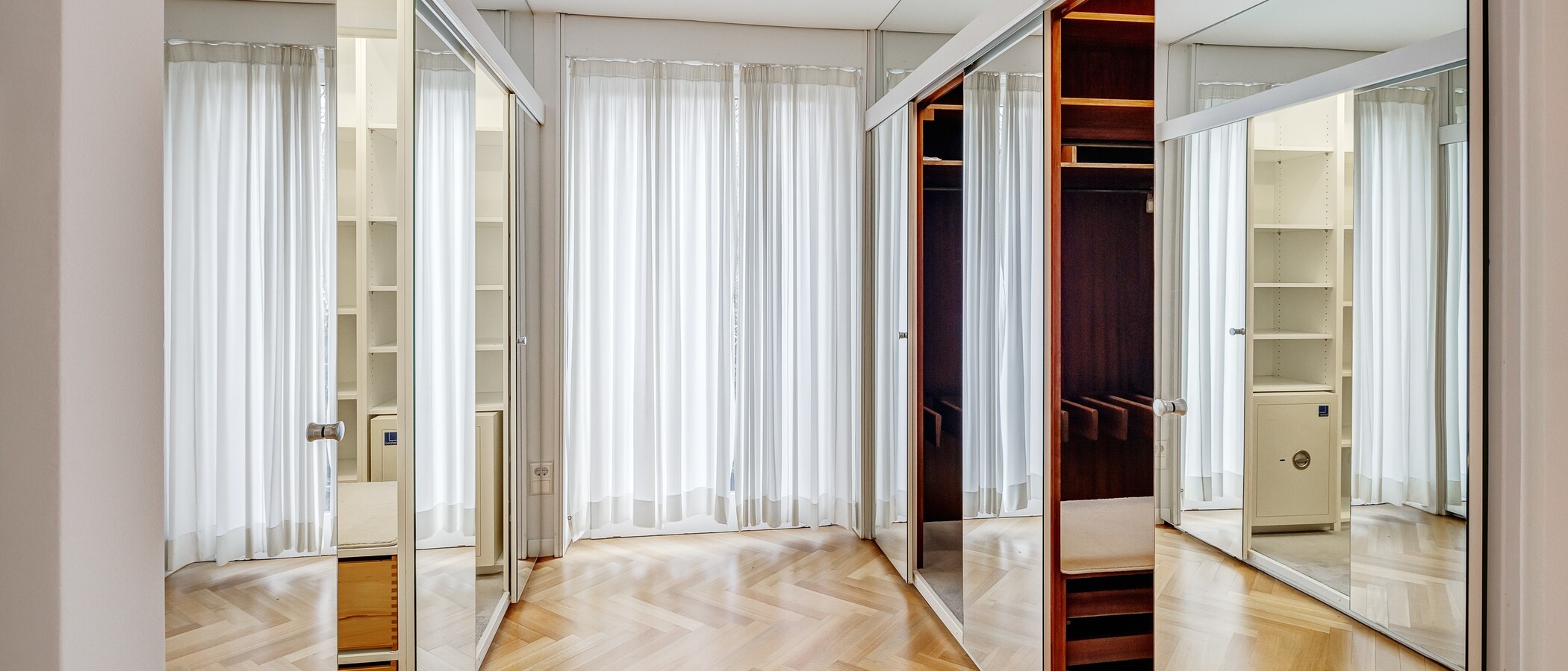 Rodinný dům München Obermenzing 01 Šatní skříň 5436