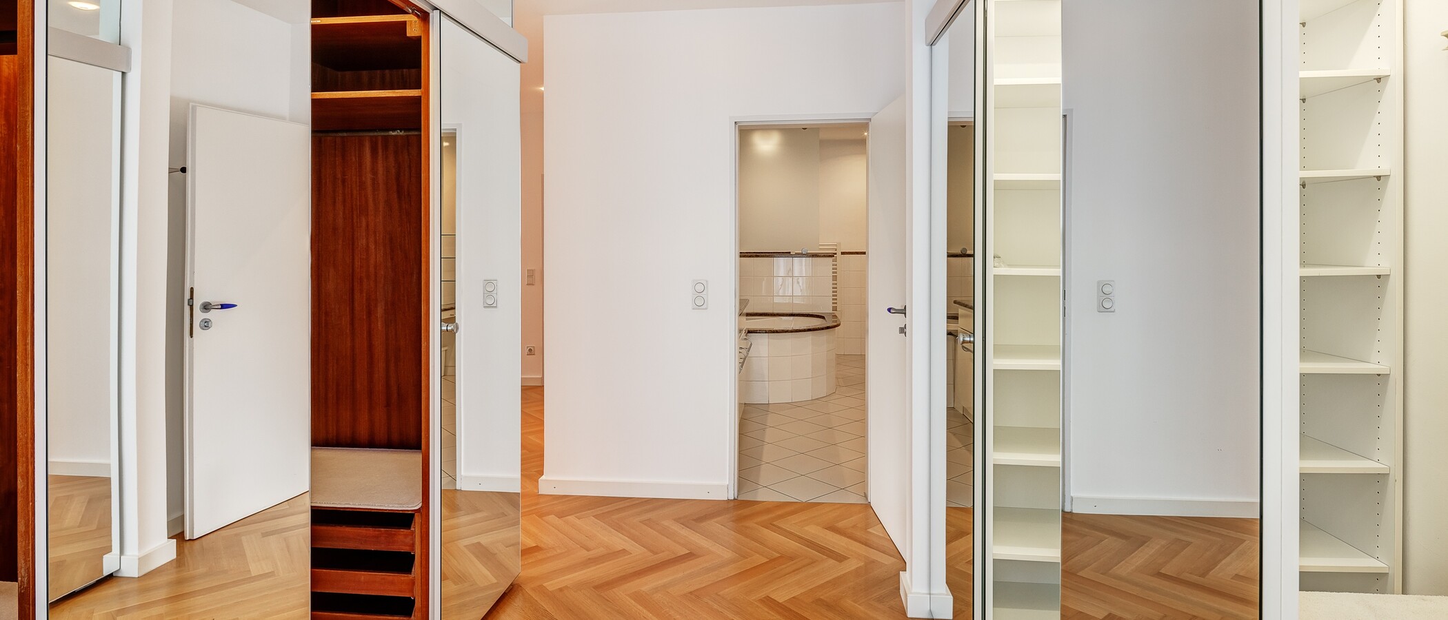 Rodinný dům München Obermenzing 02 Šatní skříň 5436