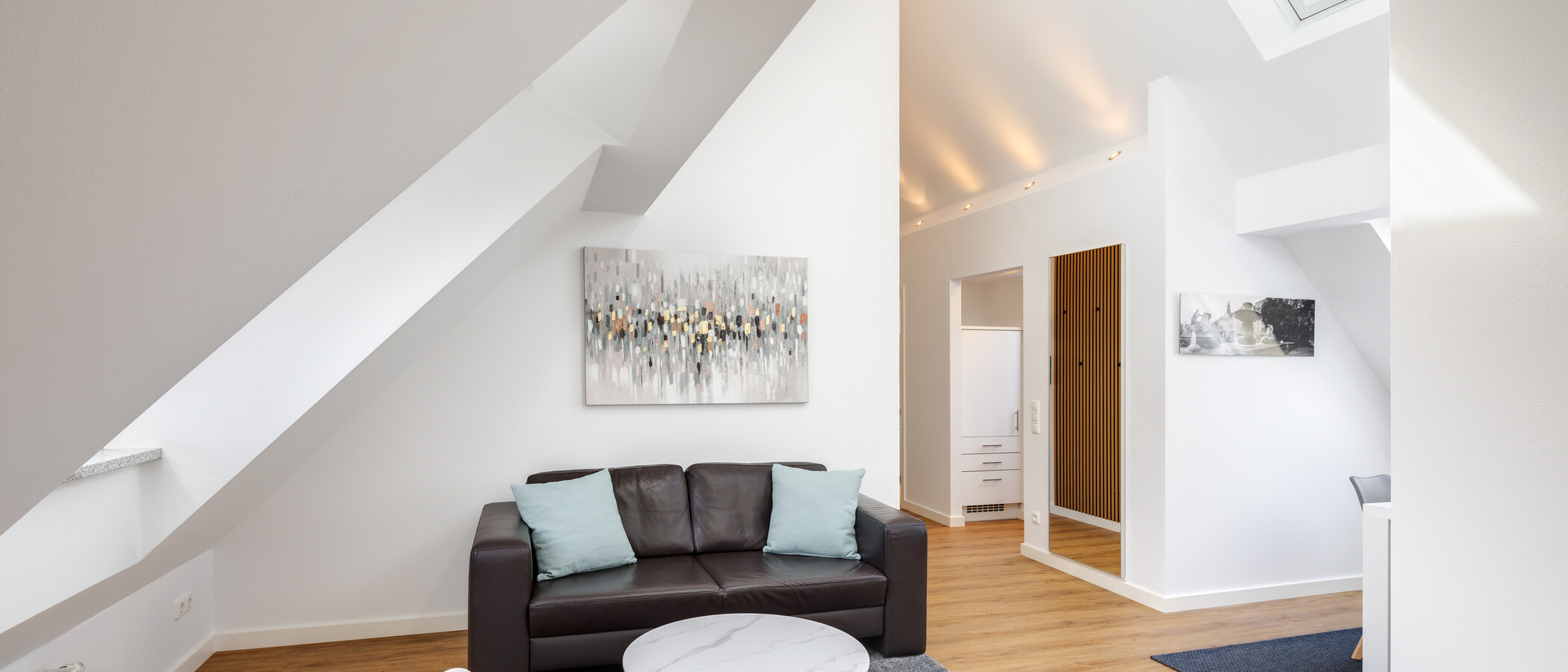 Tetőtéri lakás München Schwabing 01 Nappali 5576