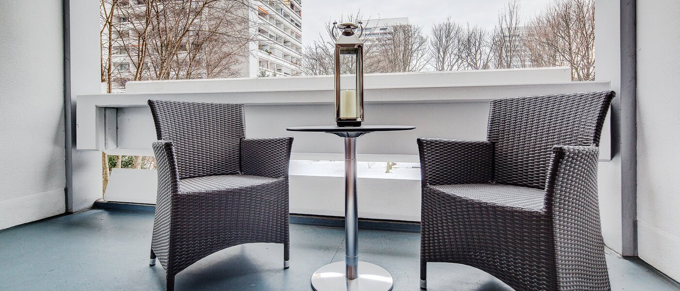 Ravna stran München Arabellapark 01 Balkon 6126