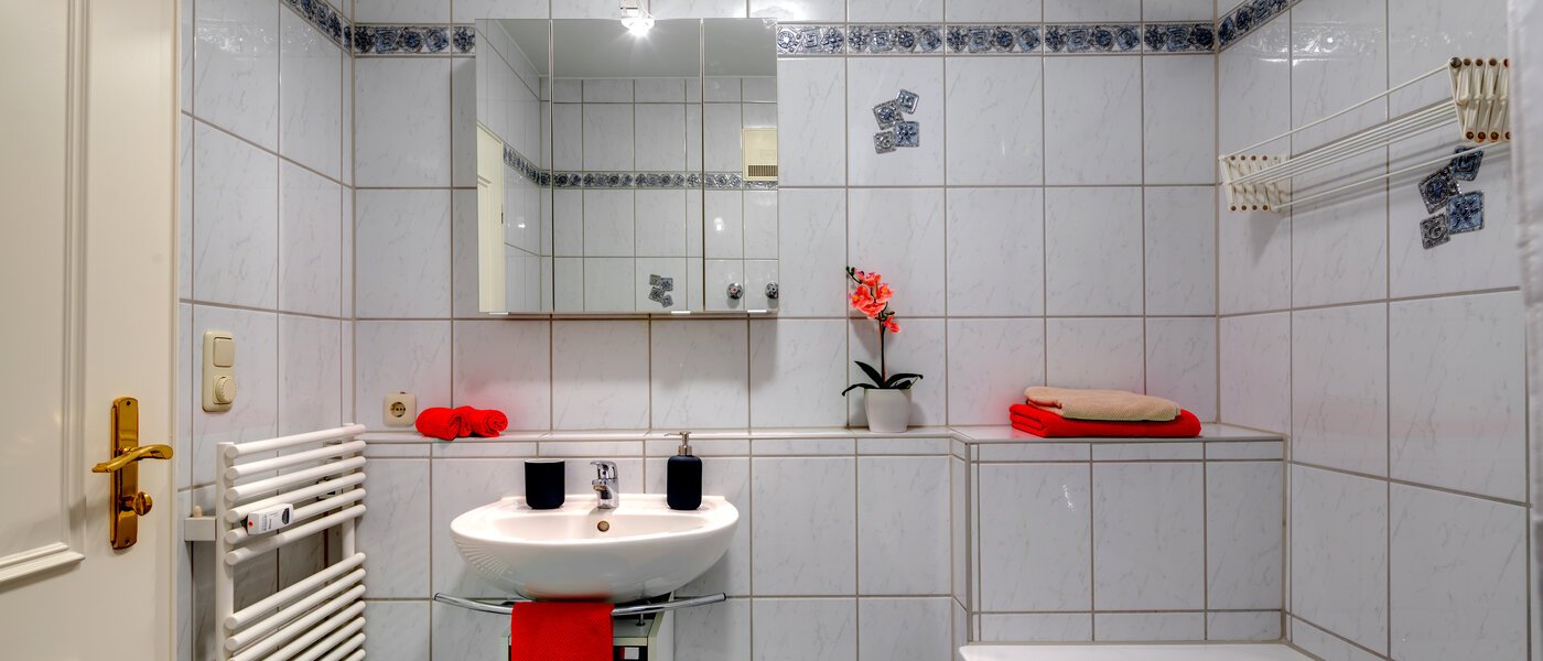 Trädgårdslägenhet München Neuhausen 02 Badrum 6555