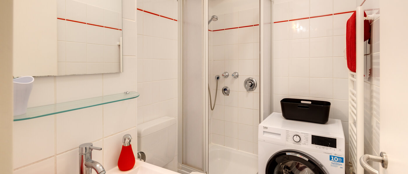 Ravna stran München Glockenbachviertel 01 Kopalnica 6835