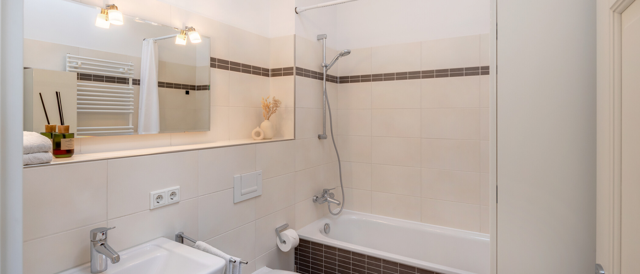 Tetőtéri lakás München Neuhausen 01 Fürdőszoba 7084