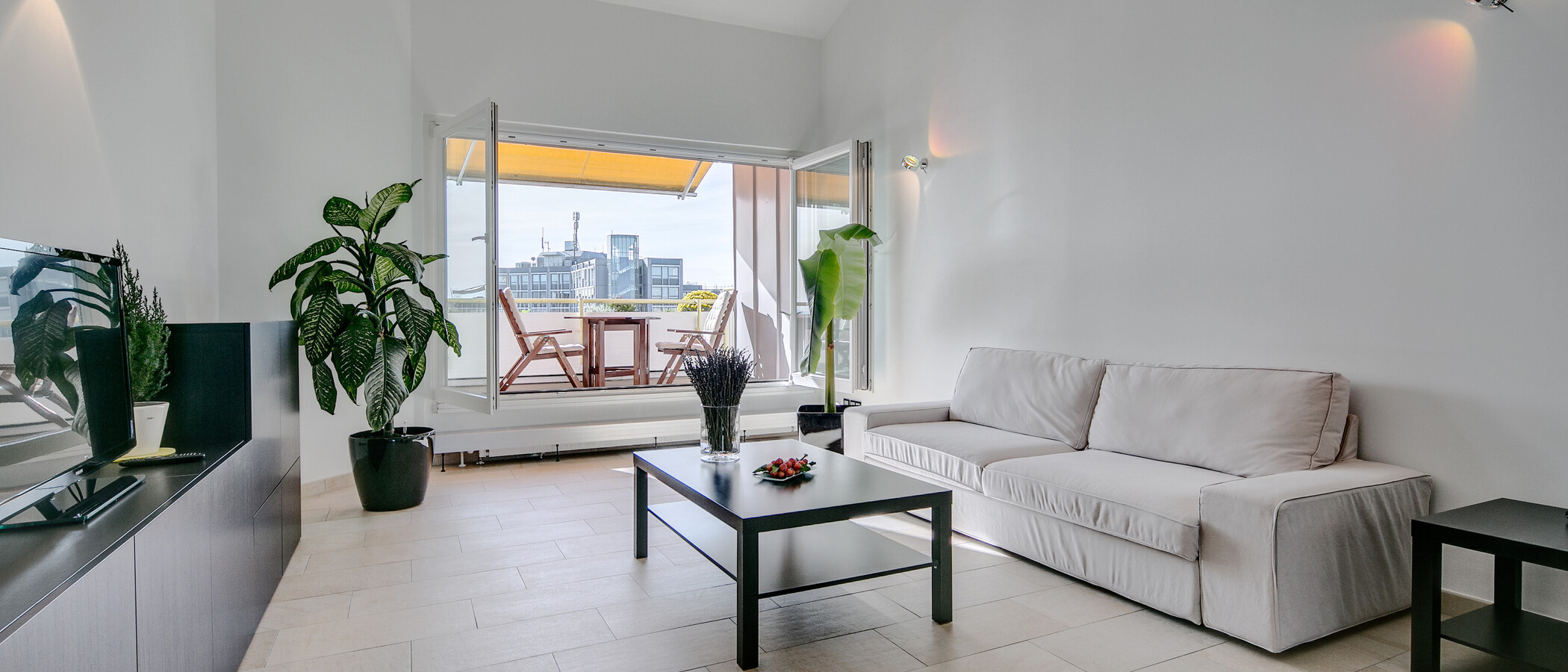 Апартамент с покривна тераса München Arabellapark 01 Living 7279