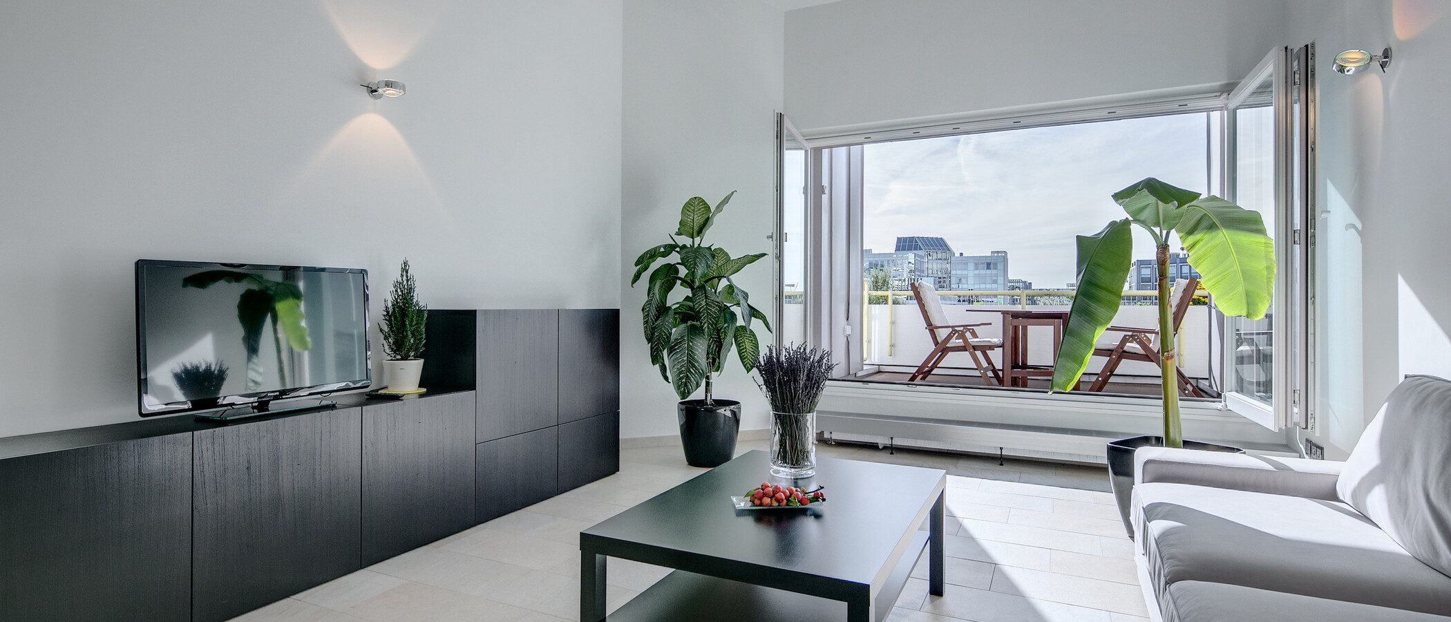 Апартамент с покривна тераса München Arabellapark 02 Living 7279