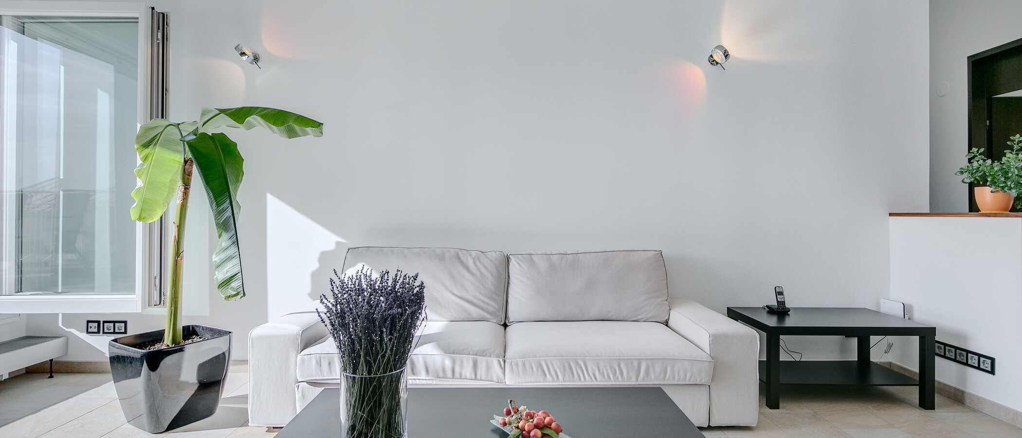 Апартамент с покривна тераса München Arabellapark 03 Living 7279
