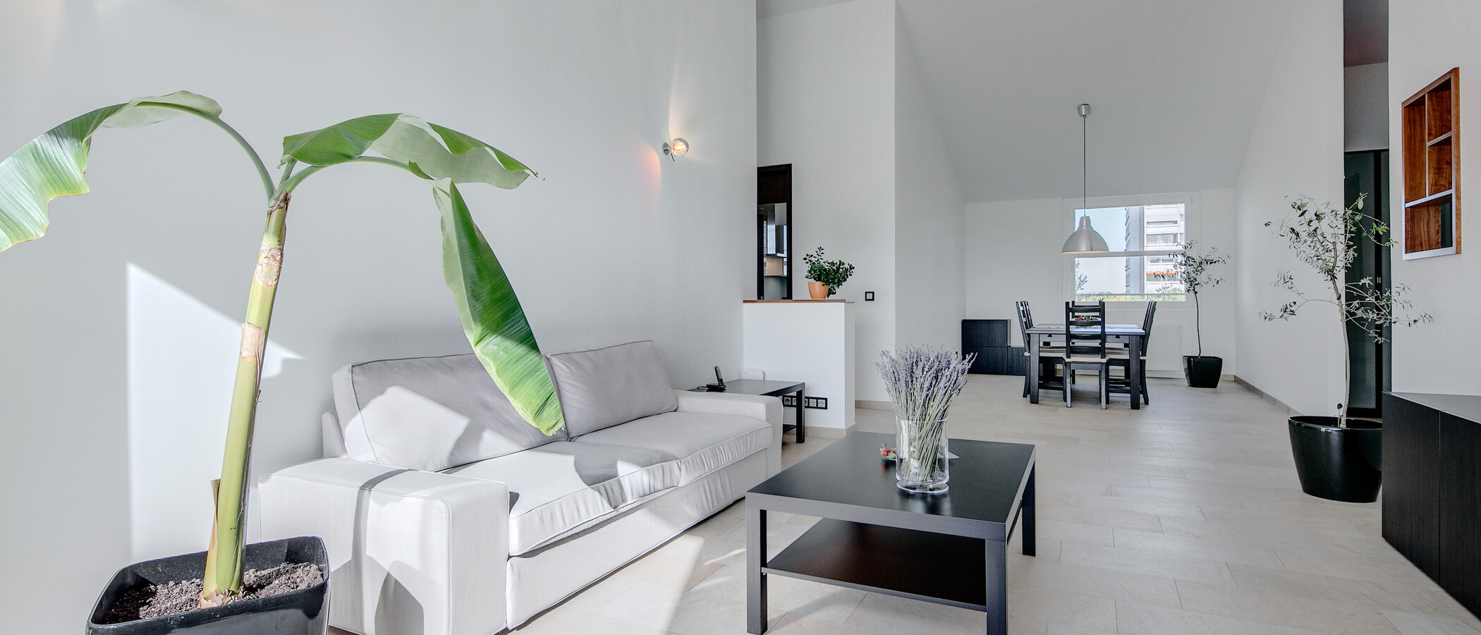 Апартамент с покривна тераса München Arabellapark 04 Living 7279