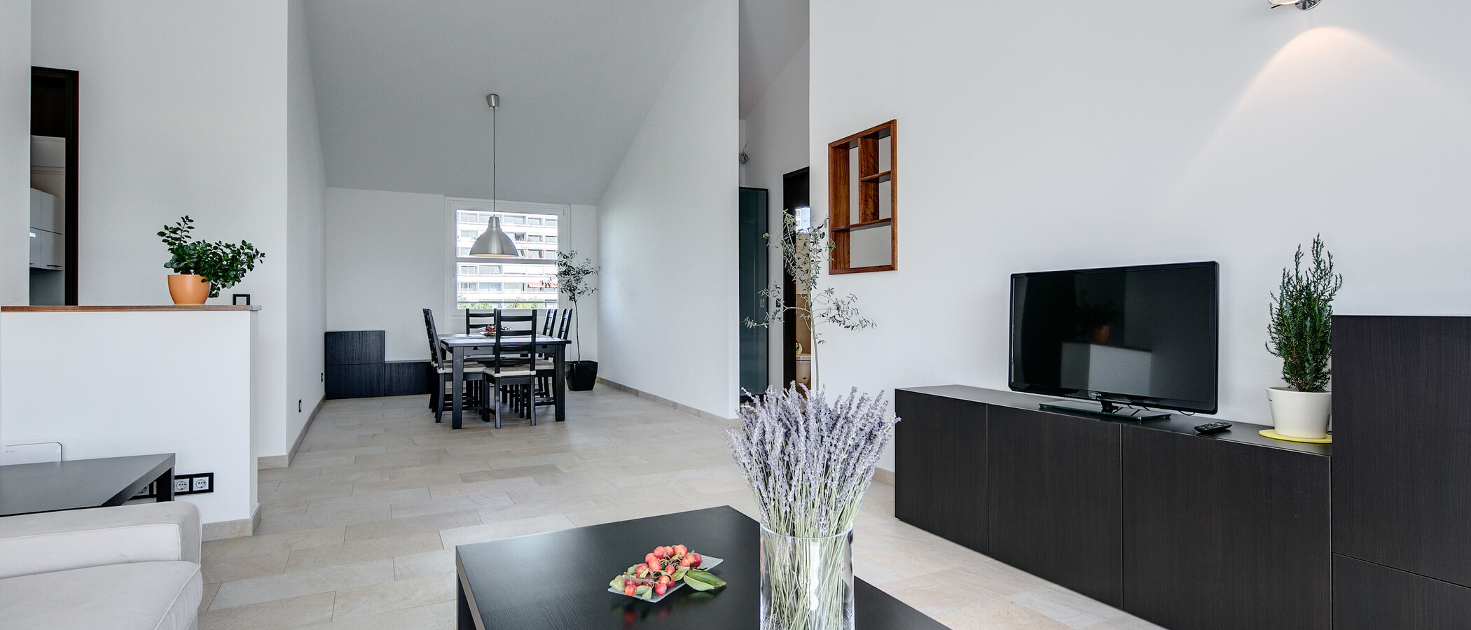 Апартамент с покривна тераса München Arabellapark 05 Living 7279