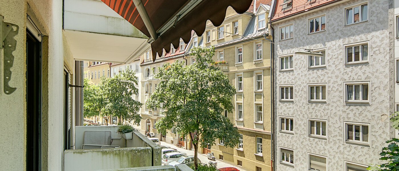 Ravna stran München Obergiesing 01 Balkon 7866