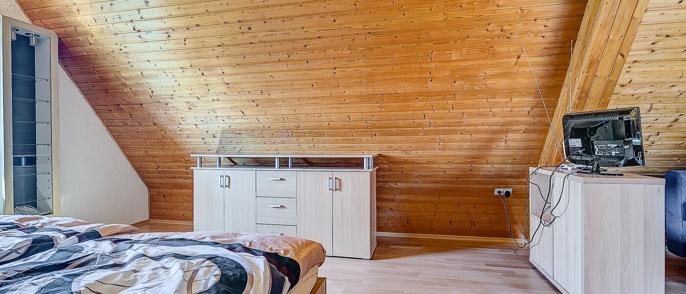 Mieszkanie na poddaszu München Untermenzing 03 Spanie 7937