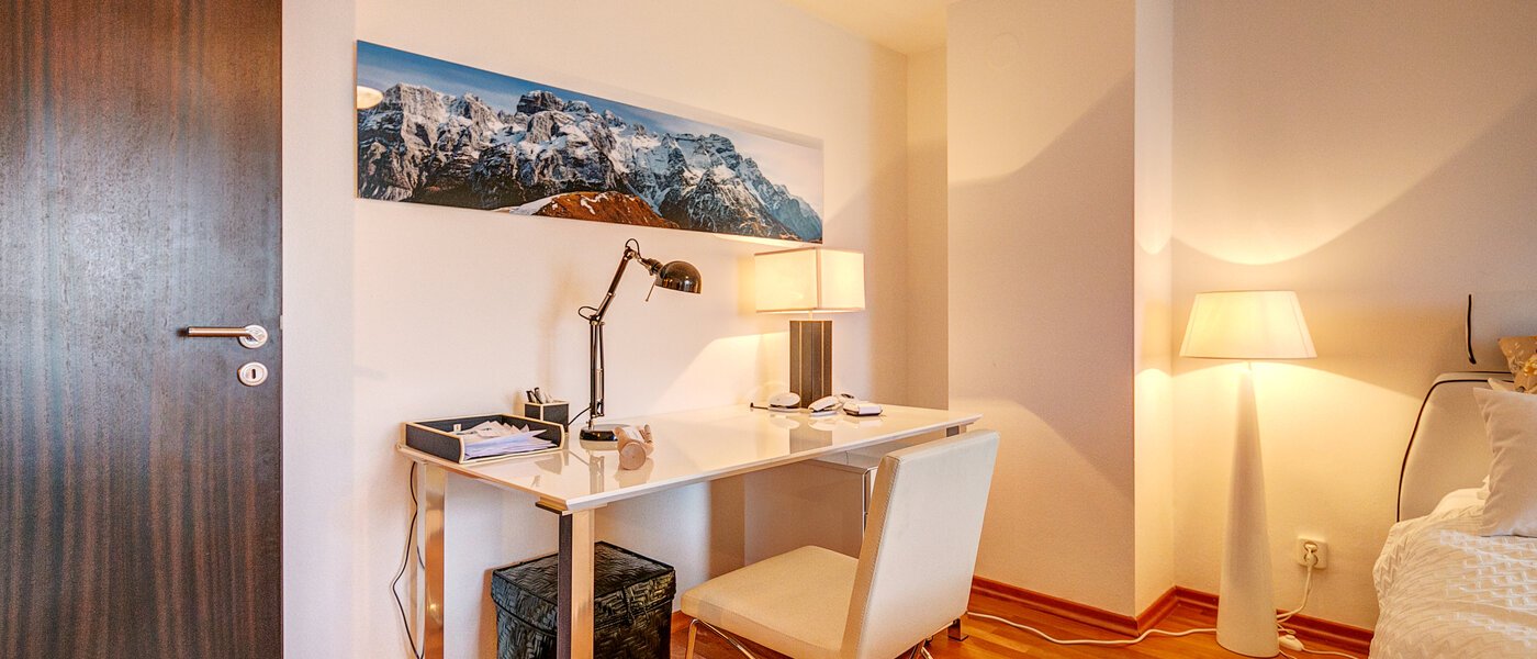 Lapos Ottobrunn 01 Otthoni irodahelyiség  8329