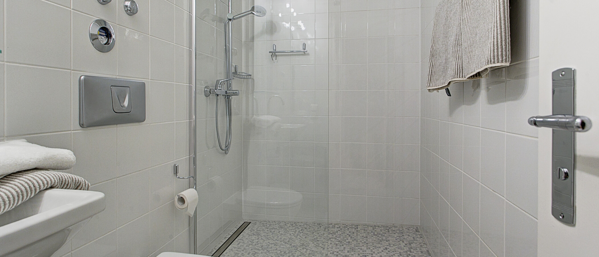 Apartamento com terraço no telhado München Arabellapark 01 2. casa de banho 9024