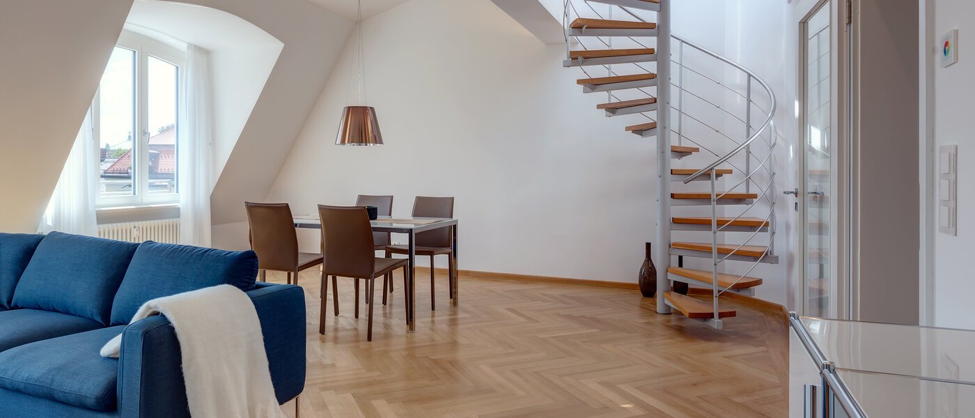 Byt so strešnou terasou München Schwabing 04 Living 9602