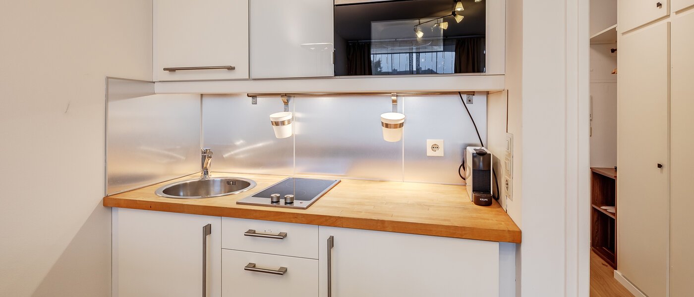 Ploché München Schwabing-Nord (zw. Leopoldstraße & Englischen Garten) 01 Kuchyňa 9873