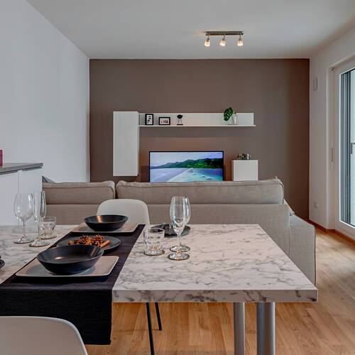 Ravna stran s spletno stranjo . 2 Sobe | München-Riem | 11494