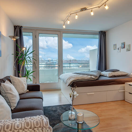 Ravna stran s spletno stranjo . 1 Soba | München-Sendling | 11982