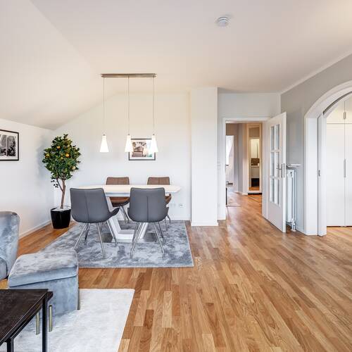 Ravna stran s spletno stranjo . 2.5 Sobe | Unterhaching | 12705