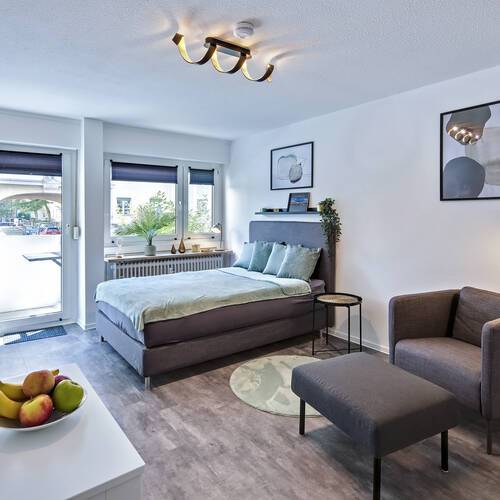 Ravna stran s spletno stranjo . 1 Soba | München-Neuhausen | 14547