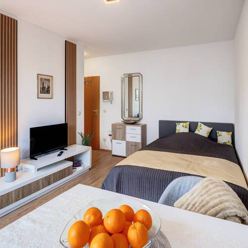 Ravna stran s spletno stranjo . 1 Soba | Neufahrn b. Freising | 14738