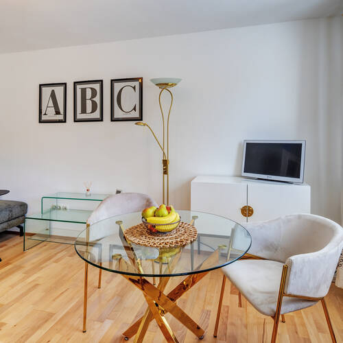 Ravna stran s spletno stranjo . 2 Sobe | München-Bogenhausen | 6213