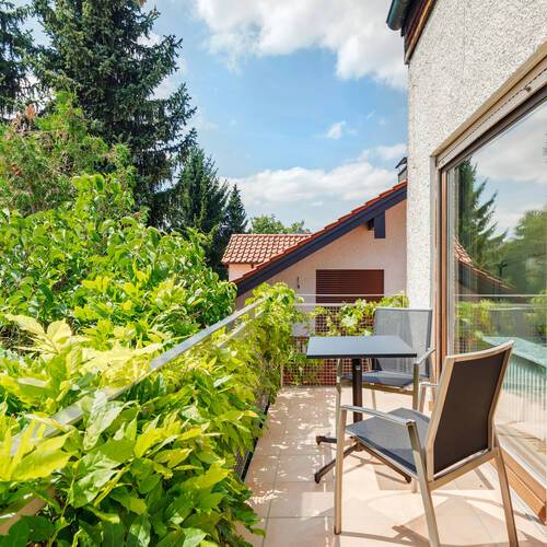 Ravna stran s spletno stranjo . 2 Sobe | München-Berg am Laim | 9783