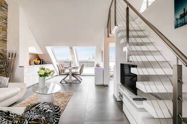 Lys, møbleret Maisonette-galleri-lejlighed i Ludwigsvorstadt
