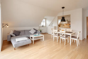 Apartamento luminoso no sótão para alugar em Lerchenau