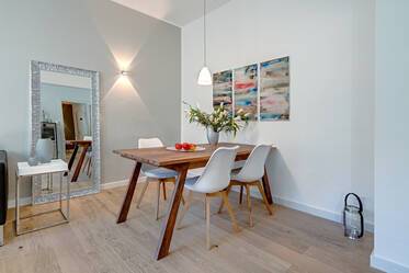 Apartamento Premium: muito bem mobilado Plano em Maxvorstadt