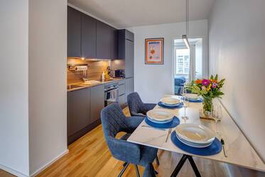 Modern döşenmiş, sundurmalı yeni daire