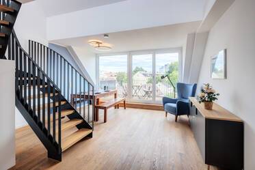 Helle, möblierte Maisonette-Galerie Wohnung içinde Laim