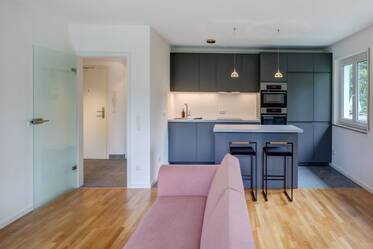 Yeşil manzaralı zamansız modern daire