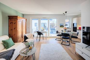 Gilching: 디자이너 가구가 배치된 현대식 아파트