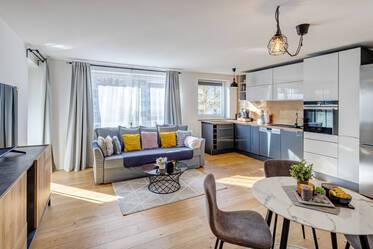 Lys, moderne indrettet lejlighed med altan