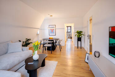 Isarvorstadt: şık bir şekilde yenilenmiş çatı katı dairesi