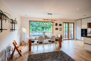 Moderne twee-onder-een-kapwoning met een duurzaamheidsconcept
