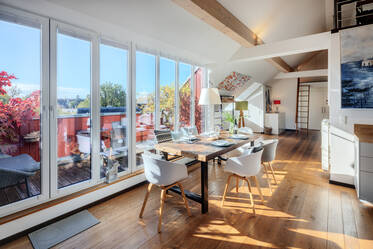 Großzügiges Loft mit Dachterrasse und Alpenblick in München-Giesing
